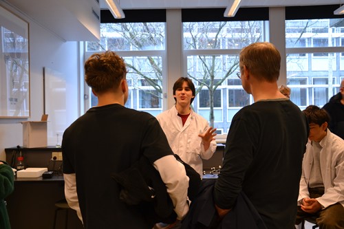 Elev fortæller om fysik og kemi på Katten