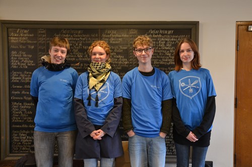 4 elever står klar til rundvisning