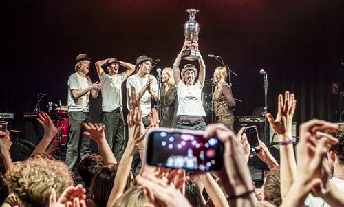 Sofie viser pokalen frem