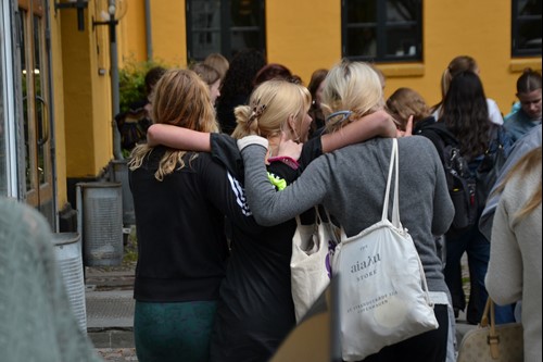 Forventningsfulde elever i skolegården