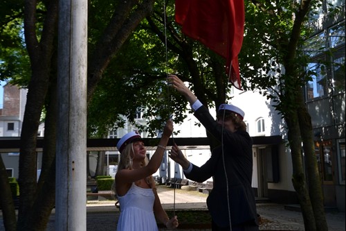 De første studenter hejser flaget