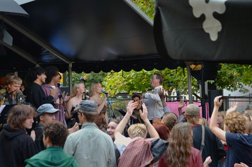 Publikum danser