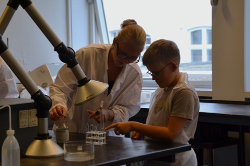 Gymnasieelev og folkeskoleelev laver forsøg Gymnasieelev og folkeskoleelev laver forsøg