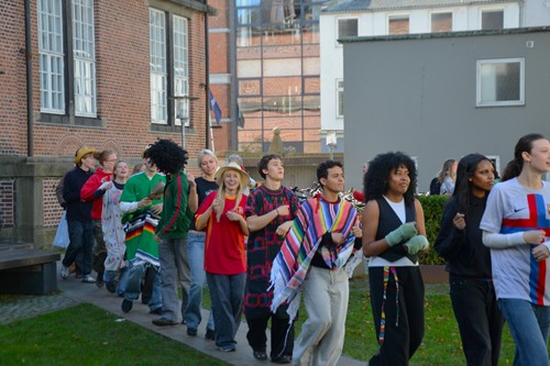 Spanskholdene laver danseoptog i gården